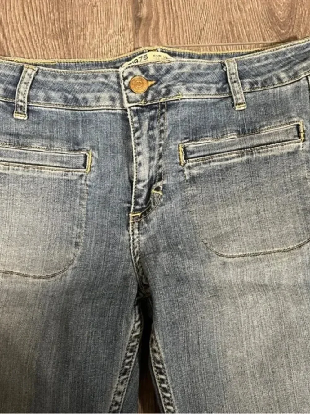 NEW Zara mid Rise Flare Jeans Light Wash Bootcut Zip Fly Denim Pockets Size 4